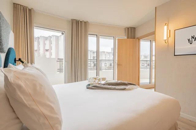 شقة بريميوم بسرير كوين بشرفة بغرفة نوم واحدة مع أريكة، Yuna Porte Maillot - ApartHotel 7/10