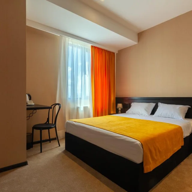 غرفة بسرير كوين، Solomon Hotel 1/8