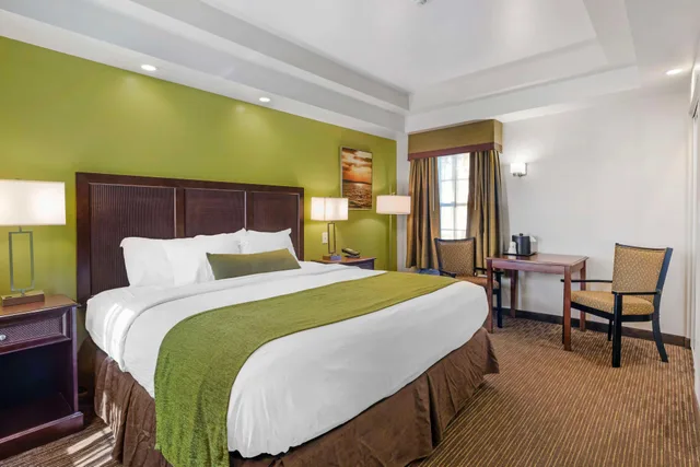 غرفة كبيرة بسرير كينج مع أريكة بحوض جاكوزي، Best Western Plus Cold Spring 2/4