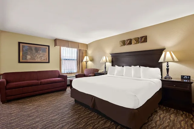 جناح كبير بسرير كينج بحوض جاكوزي، Best Western Center Pointe Inn 5/10