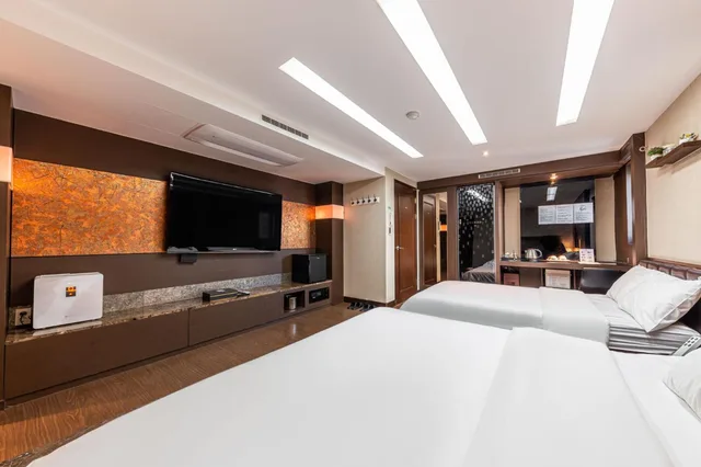 غرفة فاخرة بسرير مزدوج بجاكوزي، Friendly Dh Naissance Hotel By Mindrum Group 9/10