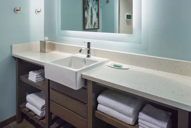 استوديو بسرير كينج بإطلالة على المسبح بشرفة مع أريكة، SpringHill Suites Pensacola Beach 4/4
