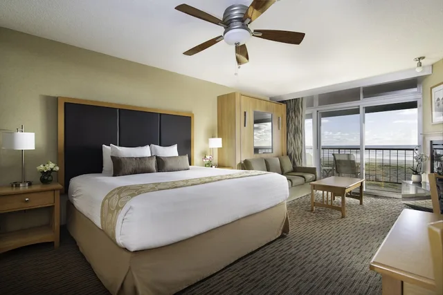 غرفة قياسية بسرير كينج وسرير كوين بمطبخ صغير، Best Western Plus Ocean View Resort 4/10