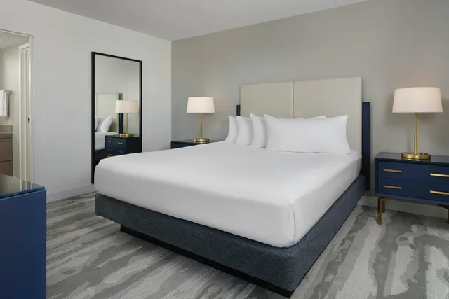غرفة بسرير كينج بإطلالة على البحر لذوي الإعاقة، Embassy Suites By Hilton Myrtle Beach Oceanfront Resort 1/3