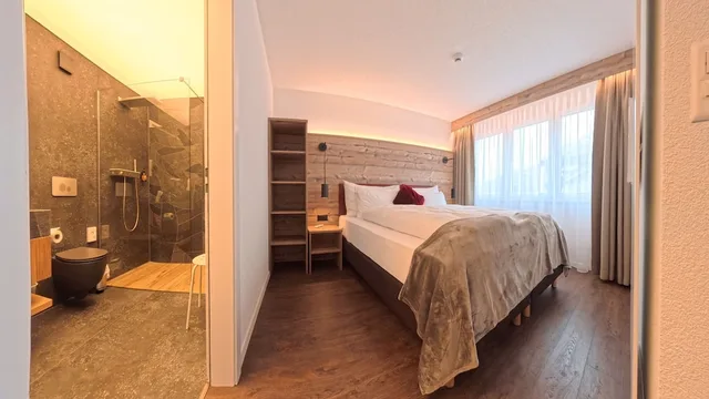جناح جونيور بسرير كوين مع أريكة بحوض استحمام، Therme 51 4/6
