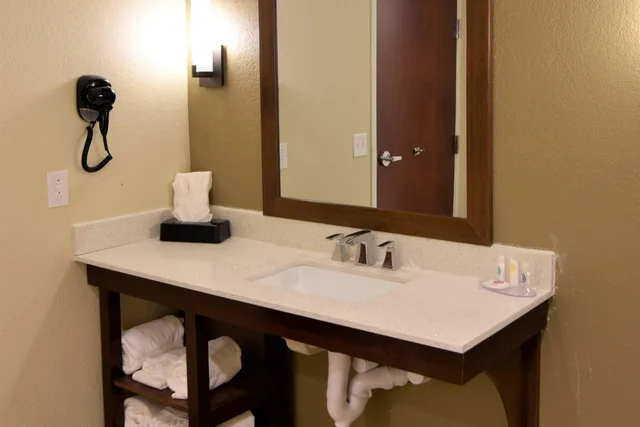 جناح بسريرين كوين، Comfort Inn & Suites Rock Hill Northeast 7/7