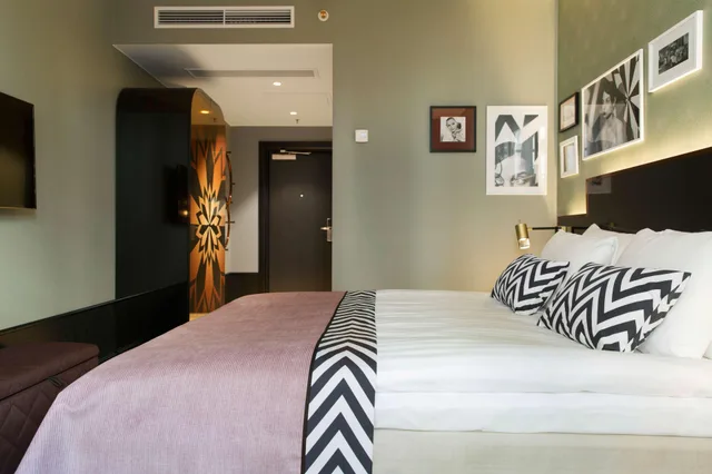 Sleep, King Bed, No Window, Large، HAYMARKET BY SCANDIC 6/10