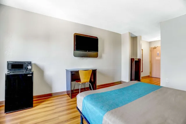 غرفة قياسية بسرير كوين للمدخنين، Motel6 Raleigh, NC - North 3/5