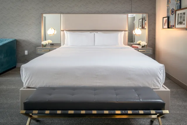Deco, Suite, King Bed، Tulsa Club Hotel Curio Collection By Hilton 5/8