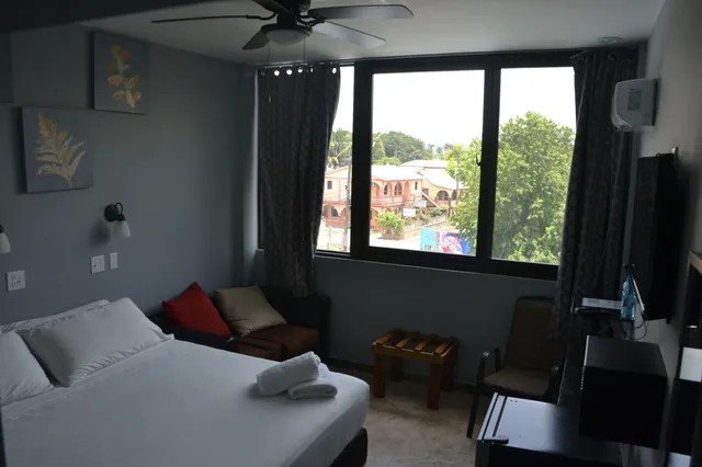 غرفة ديلوكس بسرير كينج بحمام خاص، Maya Bella Downtown Hotel 3/10