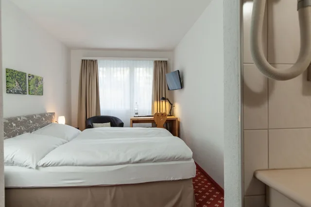 غرفة اقتصادية بسرير كوين، Berghotel Randolins 5/10