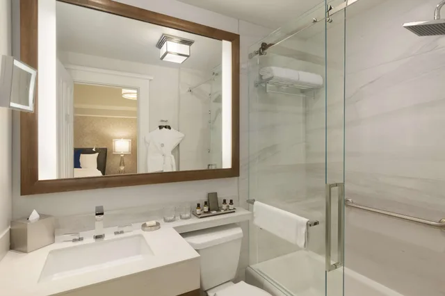 Fairmont, 2 Double Beds, City View، Fairmont Empress Hotel 3/6