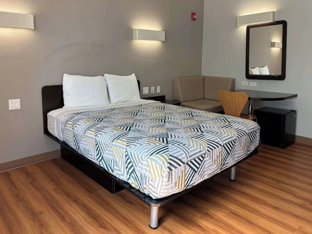 غرفة قياسية بسرير كوين بمطبخ صغير، Motel6 Weslaco, TX 3/9