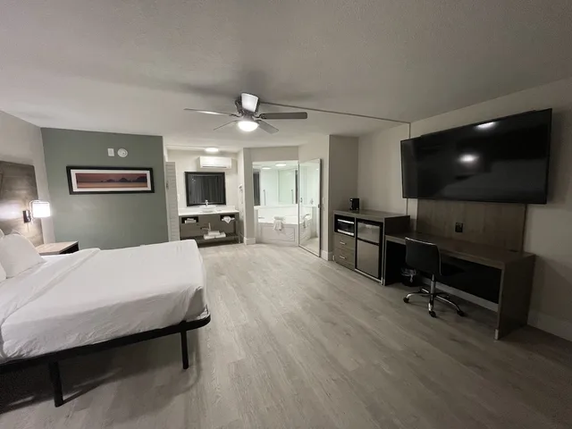 جناح بسرير كينج بجاكوزي، Quality Inn and Suites Airport Cruise Port Hollywood 5/10