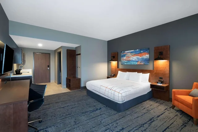 Efficiency, Studio, King Bed، La Quinta Inn & Suites by Wyndham Louisville East 2/5