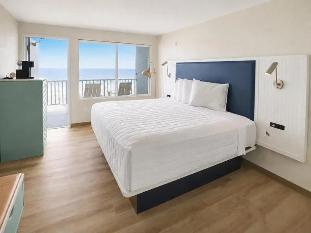 Standard, King Bed, Beach Tower By The Sea 5/8