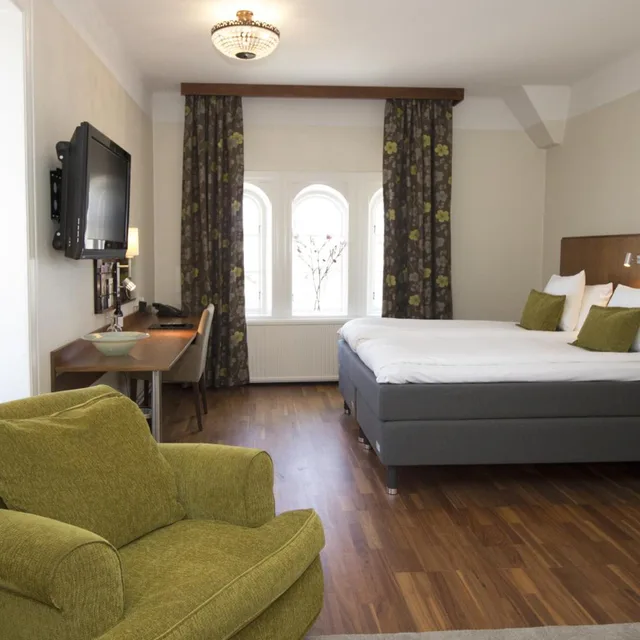 جناح جونيور، Grand Hotel Alingsas 6/8