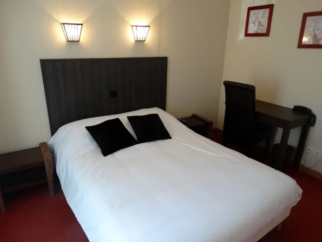 غرفة قياسية بسرير مزدوج، Le Castel Fleuri Hotel 4/8