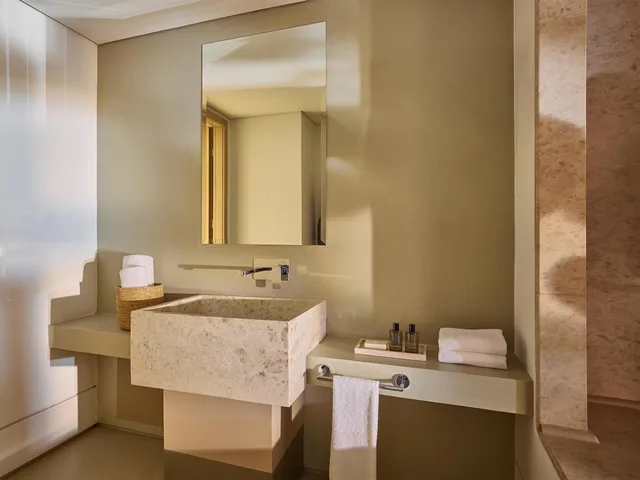 جناح ديلوكس بسرير كينج مع أريكة، Grecotel Astir Palace 3/3