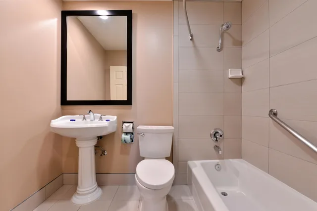 جناح بسرير كينج بحوض جاكوزي، Best Western Oxnard Inn 6/8
