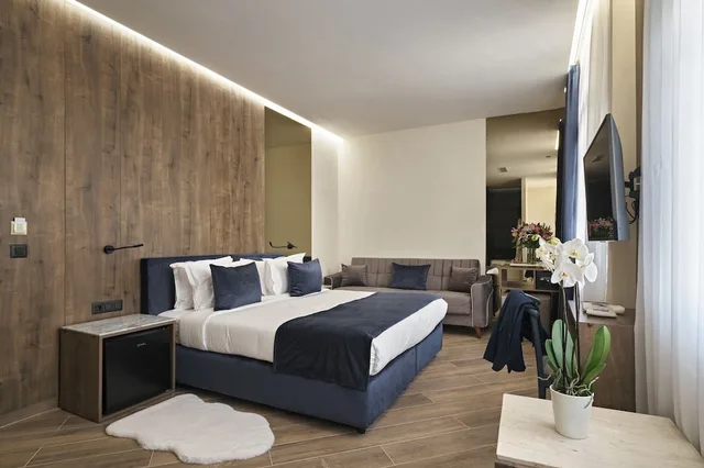 Royal, Blue, Suite, King Bed, Hot Tub، Athens The L7 Str - Luxury Boutique Collection Hotel 7/10
