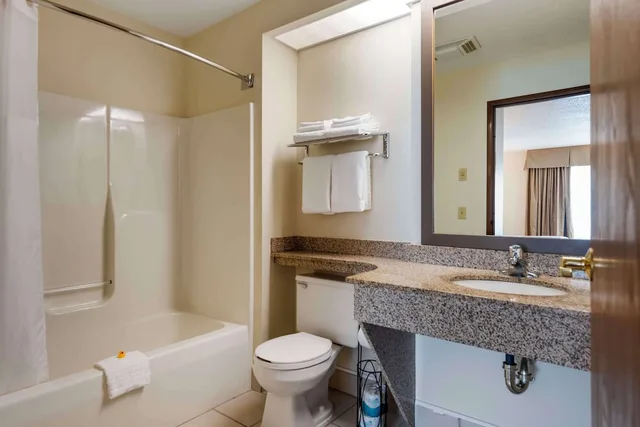 جناح بسرير كينج مع أريكة بمنطقة جلوس بمطبخ، Best Western Spooner Riverplace 3/5
