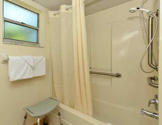 غرفة بسرير كوين لذوي الإعاقة، Americas Best Value Inn Bradenton Sarasota 4/4