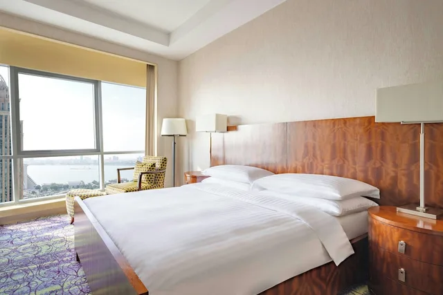 جناح تنفيذي بسرير كينج بإطلالة على البحر، Qabila Westbay Hotel by Marriott 1/2
