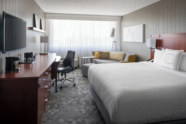 غرفة بسرير كينج مع أريكة لذوي الإعاقة، Courtyard By Marriott Richmond Berkeley 1/3