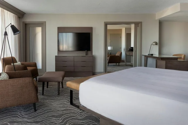 1 Bedroom, Hospitality, Suite, King Bed, Lake View, Sofa، Orlando Airport Marriott Lakeside 1/4