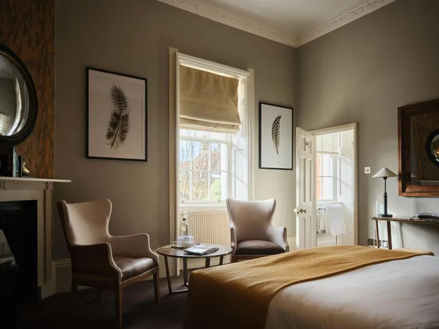غرفة سوبيريور بسرير كوين، The Queensberry Hotel 2/8