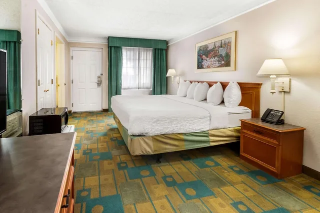 Room, King Bed, Accessible, La Quinta Inn by Wyndham Albuquerque Northeast 1/3