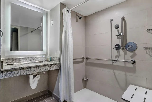 جناح بسرير كينج مع أريكة لذوي الإعاقة، Embassy Suites by Hilton Seattle Bellevue 10/10