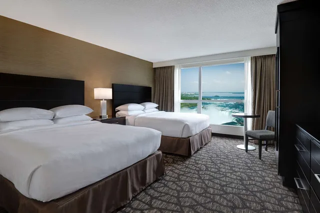 Suite, Queen Bed, Canadian Falls View، Embassy Suites By Hilton Niagara Falls Fallsview 1/3