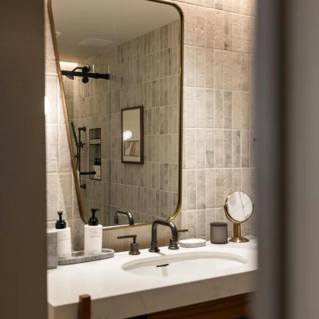 غرفة بسرير كينج بإطلالة على المسبح بشرفة لذوي الإعاقة، The Limited Hotel Charleston 6/8