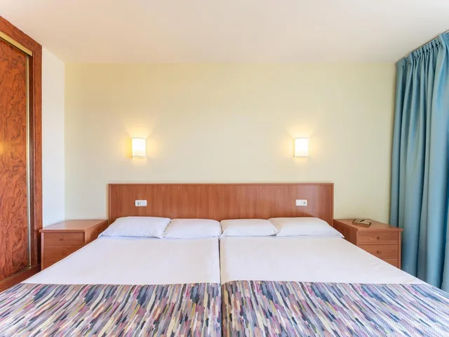 غرفة رباعية بسريرين مزدوجين بإطلالة على البحر، Hotel Medsur Natura Park 2/7