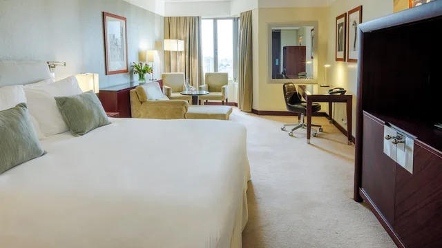 Junior Suite, Studio, King Bed, Sofa، Crowne Plaza Porto 2/10