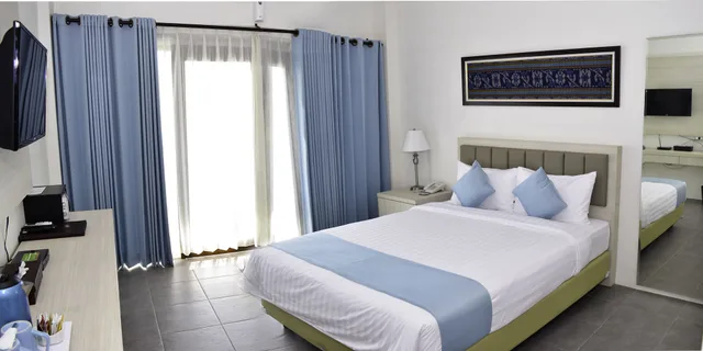 غرفة ديلوكس بسرير مزدوج بإطلالة على البحر، La Cecile Hotel and Cafe Komodo 1/4