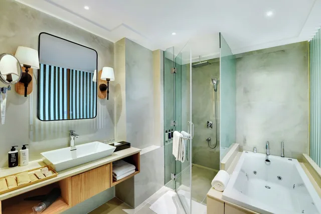 جناح تنفيذي بسرير كوين بإطلالة على المسبح بشرفة، NOVOTEL HYDERABAD AIRPORT 4/6
