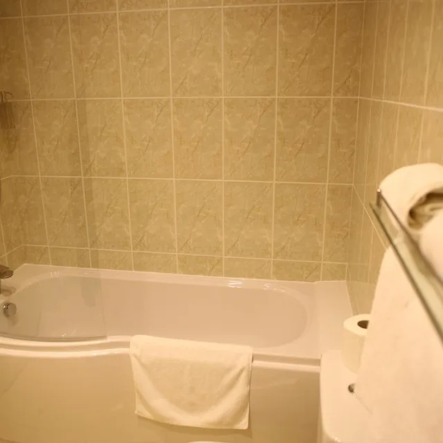 غرفة رباعية، The Cambridge Hotel 4/4