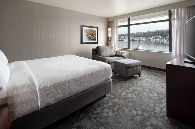 Suite, Lake View, Courtyard By Marriott Seattle Downtown Lake Union 1/6
