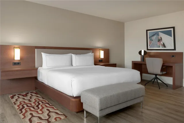 غرفة سوبيريور بسرير كينج مع أريكة، Doubletree By Hilton Bloomington Minneapolis South 2/5