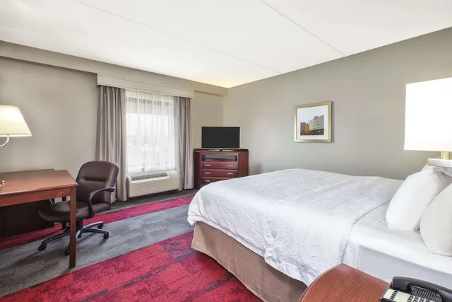 غرفة قياسية بسرير كينج، Hampton Inn Suites Madison West 1/3