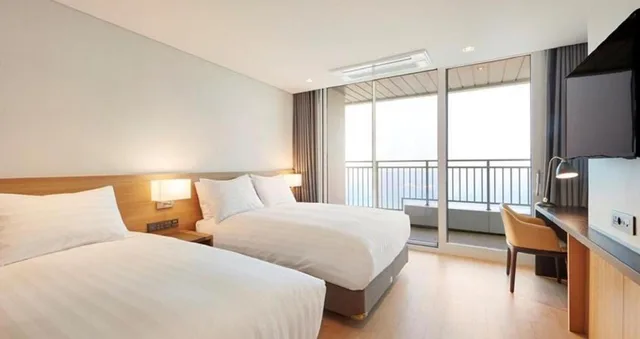 Pine, Tree, Deluxe, Family, Twin Beds, 4 Double Beds, Lake or Lake View, Hot Tub، SkyBay Hotel Gyeongpo 1/8