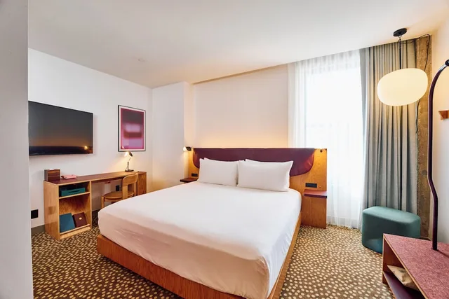 Renovated, Tri, Suite, King Bed, King and Twin Beds, Accessible، STILE Downtown Los Angeles by Kasa 2/6