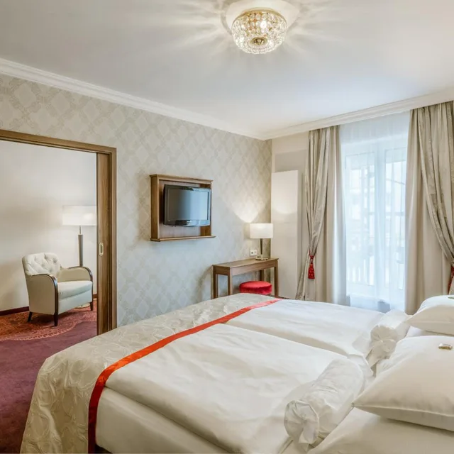 Suite, Stefanie 1/10
