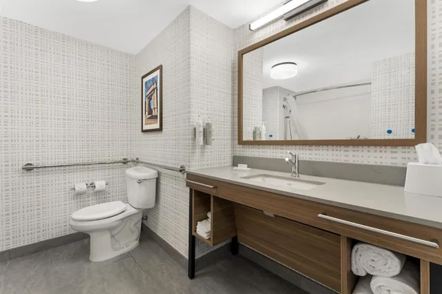 جناح بسرير كينج مع أريكة لذوي الإعاقة، Hampton Inn and Suites Pittsburgh Meadow Lands 4/8
