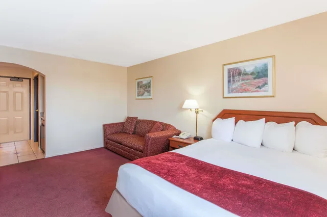 غرفة بسرير كوين لذوي الإعاقة، Ramada By Wyndham Fresno Northwest 1/7