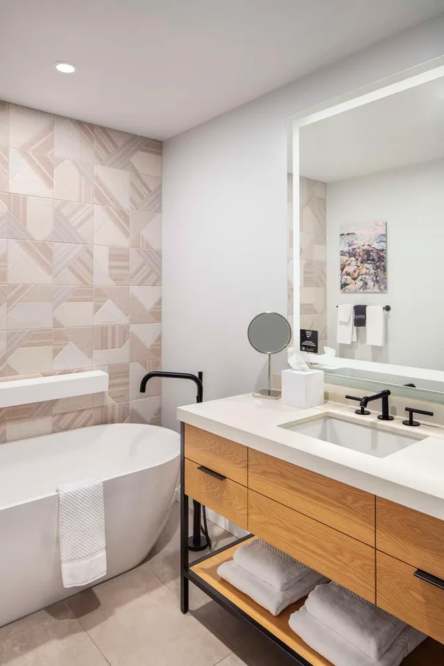 Premium, King Bed, Water Front، Canopy by Hilton Portland Waterfront 3/3