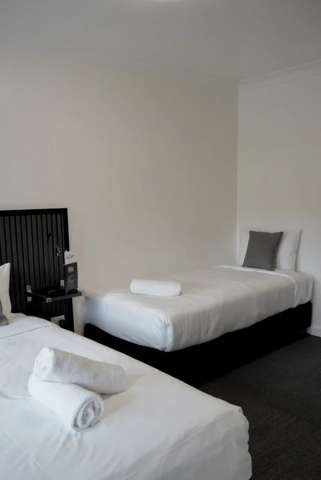 Motel, Deluxe, 1 Queen and 1 Single Bed, O'SHEA'S ROYAL HOTEL 1/5